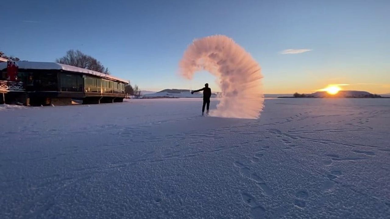 Sivas'ta Kış Eğlencesi: Kar ve Soğuk Renkli Anlar Yaratıyor