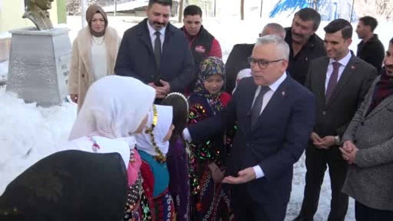 Sivas'ta Öğrencilere Ahşap Kızak Hediye