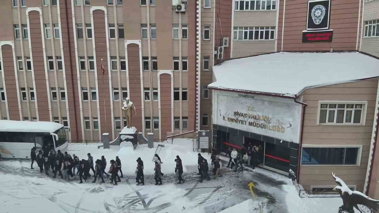 Sivas'ta Siber Dolandırıcılık Operasyonu: 11 Tutuklama