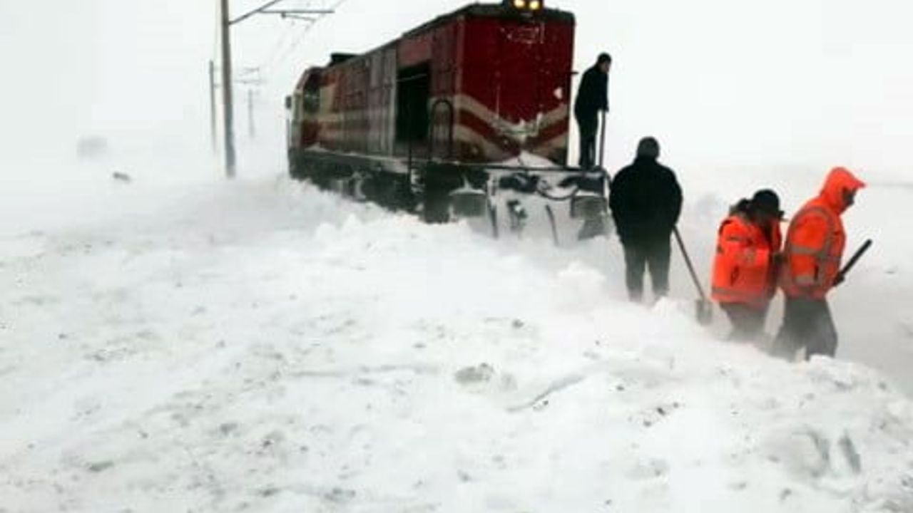 Sivas'ta Soğuk Hava ve Kar, Demiryolu Ulaşımını Olumsuz Etkiledi