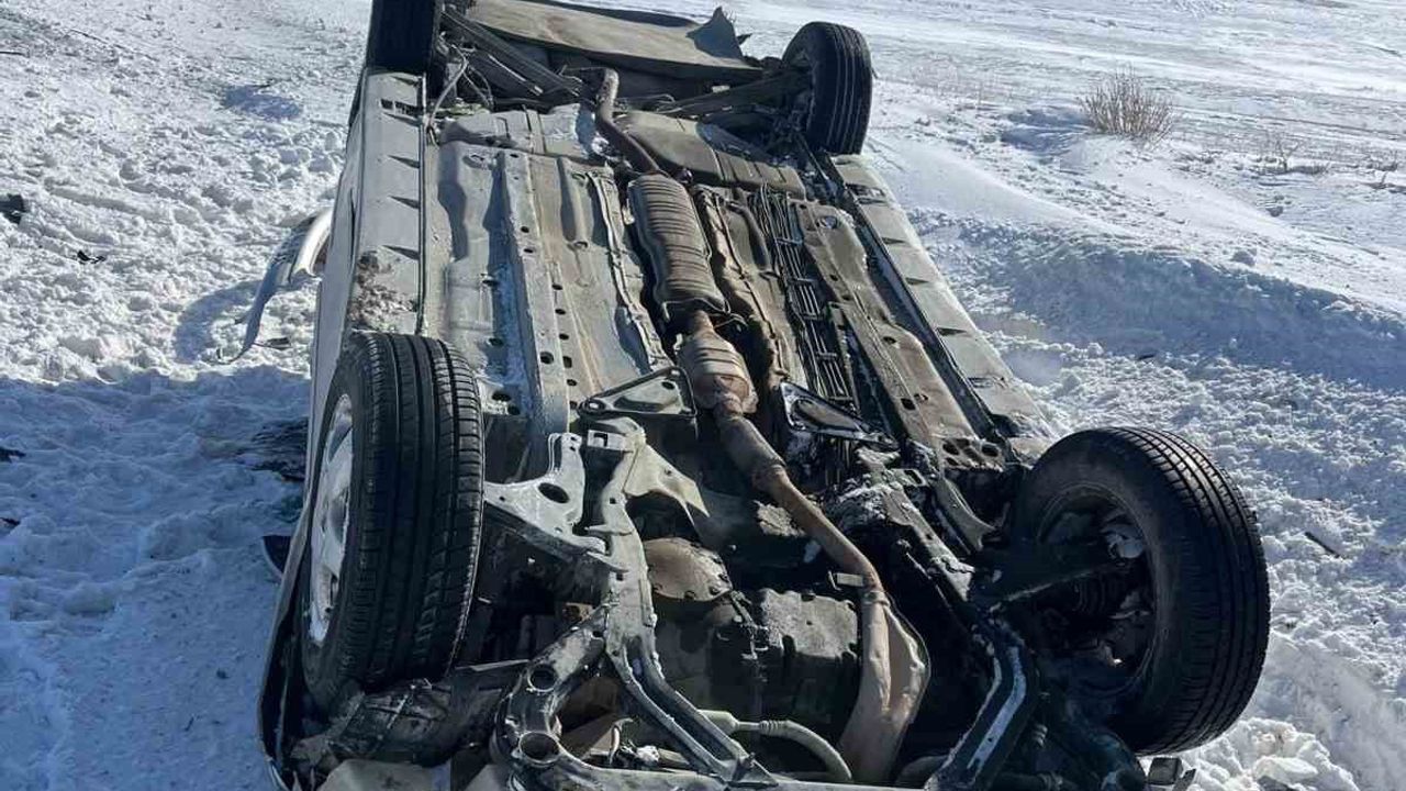 Sivas'ta Takla Atan Otomobilin İçindeki 4 Kişi Yaralandı