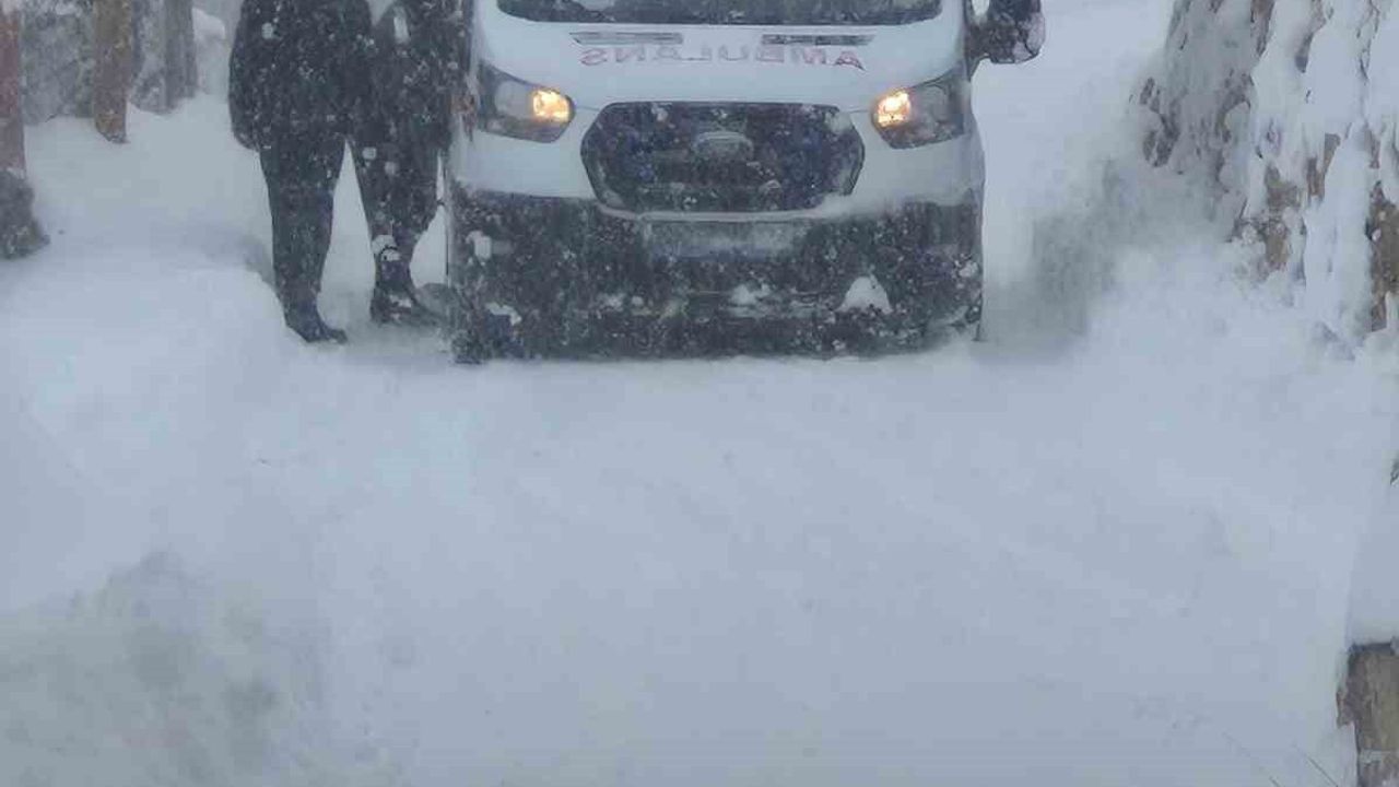 Sivas'ta Yoğun Kar Nedeniyle Köy Yolları Kapandı