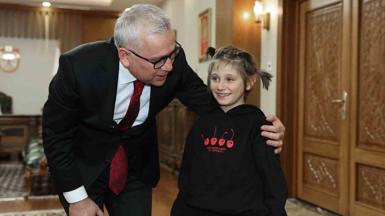 Sivas Valisi Şimşek, Kardan Kız Kulesi Yapan Amca ve Yeğenlerini Ağırladı