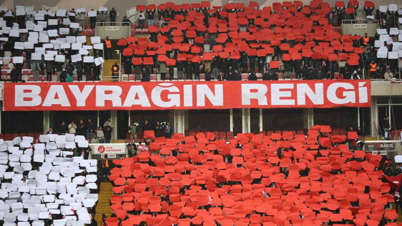 Sivasspor Taraftarından Etkileyici Türk Bayrağı Koreografisi