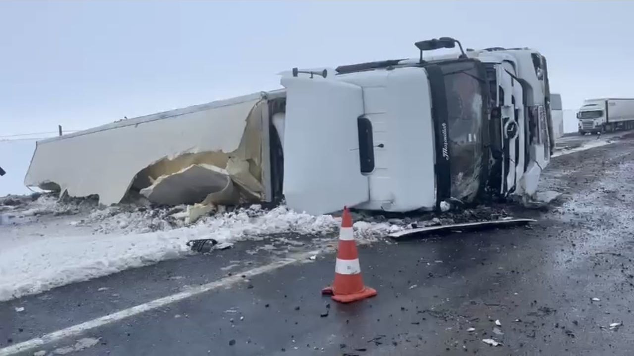 Siverek-Şanlıurfa Yolunda Tır Devrildi: Ulaşım Tek Şeritten Kontrollü Devam Ediyor