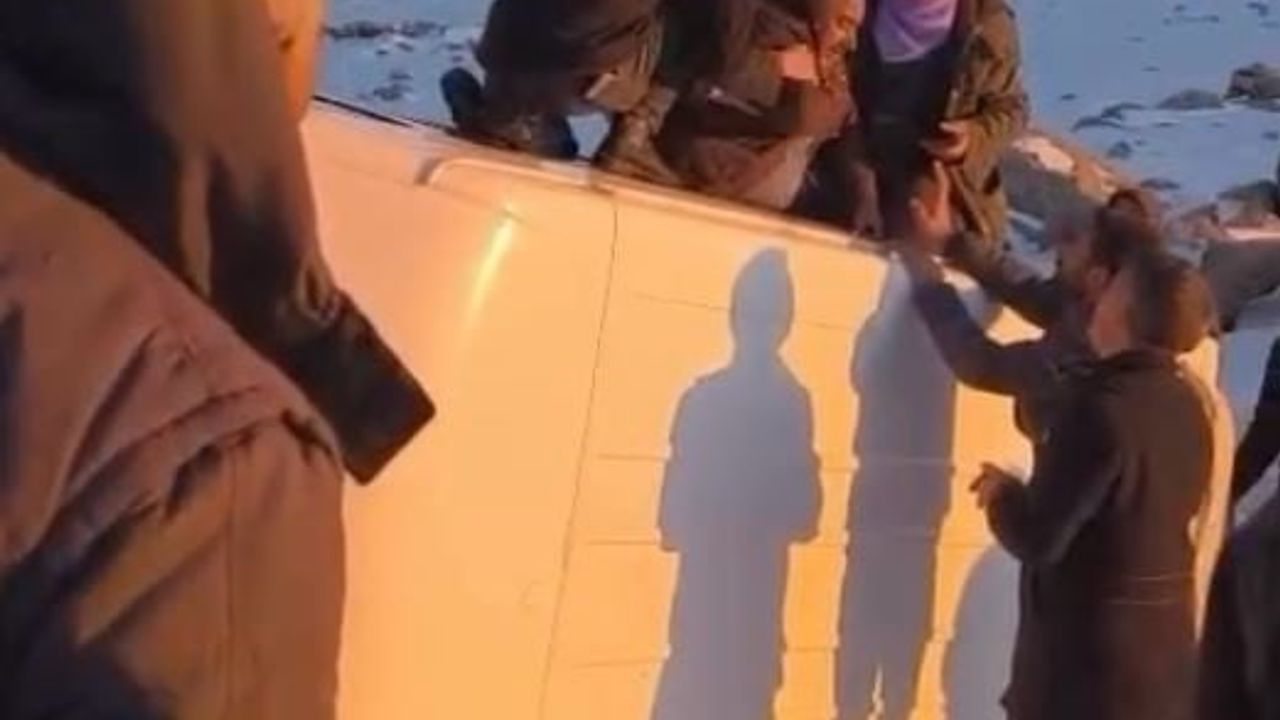 Siverek'te Yolcu Minibüsü Devrildi, Vatandaşlar Yardım Etti