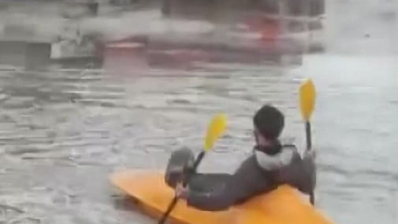 Sokakta Kano Keyfi: Adana'da Yağışın Ardından Eğlenceli Anlar