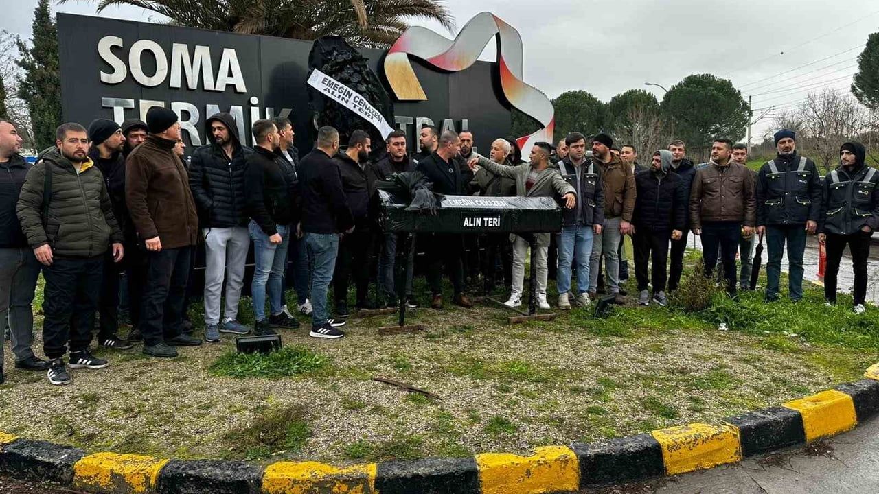 Soma Termik Santrali'nde İşçilerden Siyah Tabutlu Eylem