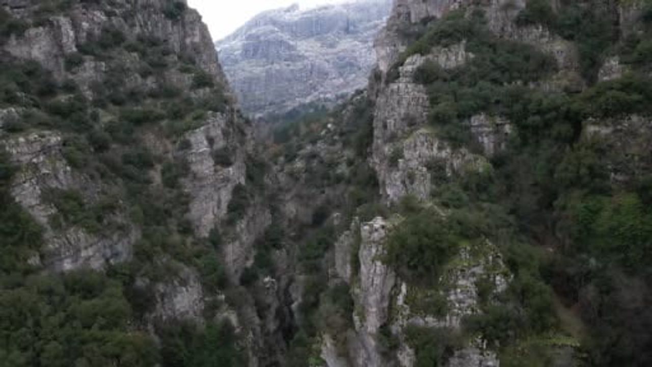 Spil Dağı Kırağıyla Beyaza Büründü