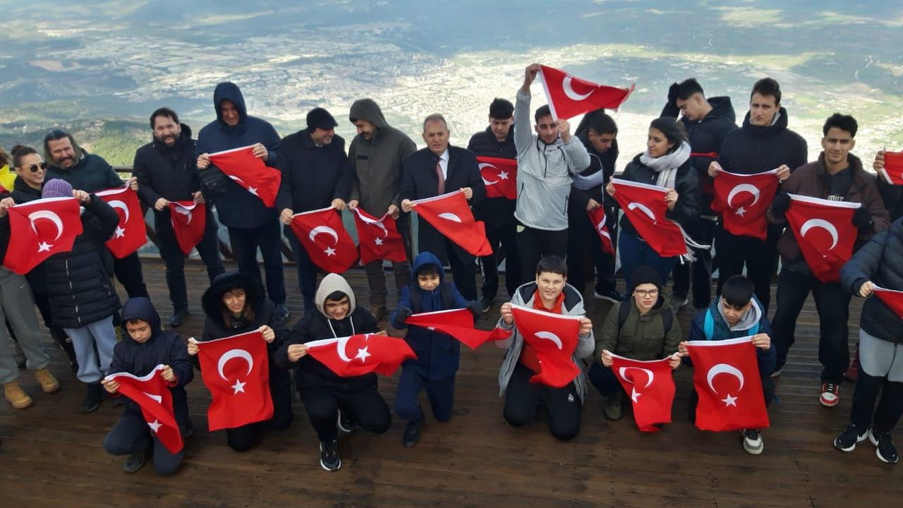 Spil Dağı'nda Türk Bayrağı Coşkusu