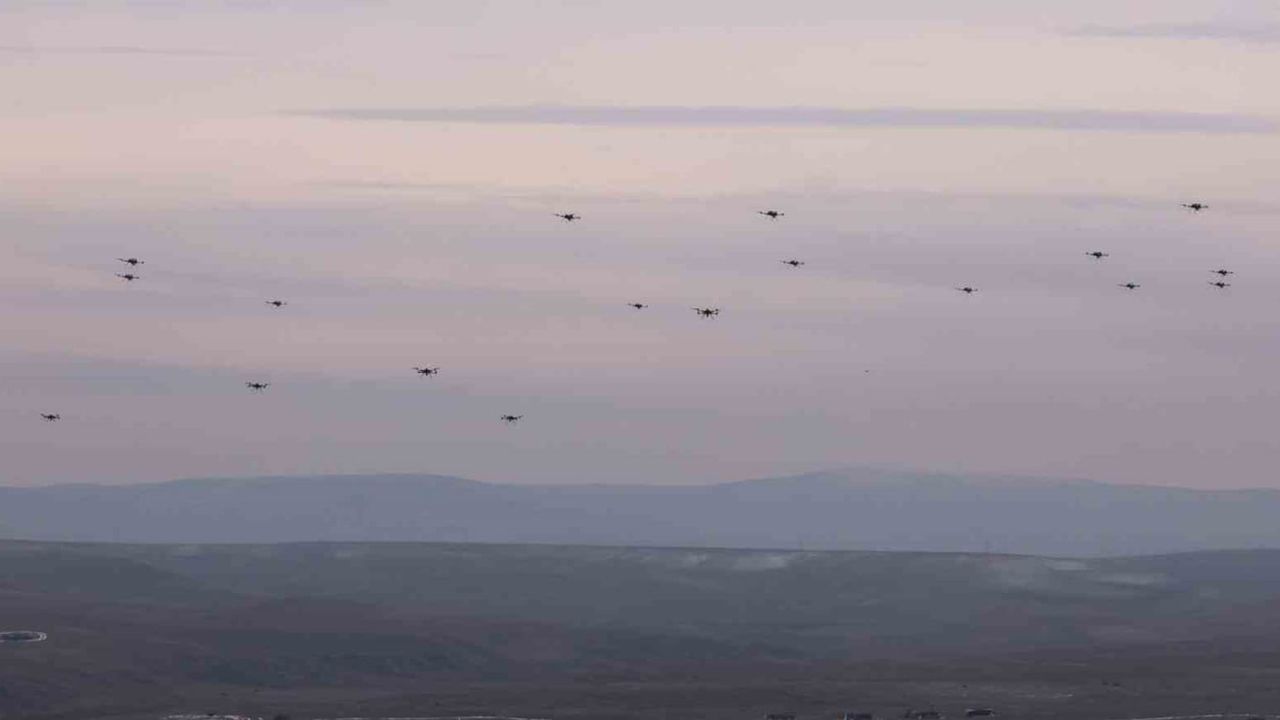 STM’nin Sürü İHA'ları Gerçek Mühimmatla Hedef Vurdu