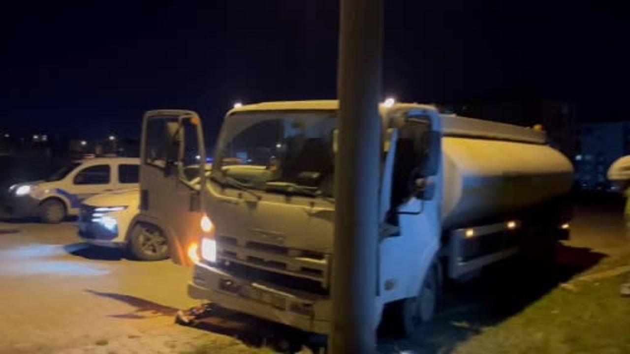 Su Tankeri Koyun Sürüse Manevra Yaptı, Beton Direğe Çarptı