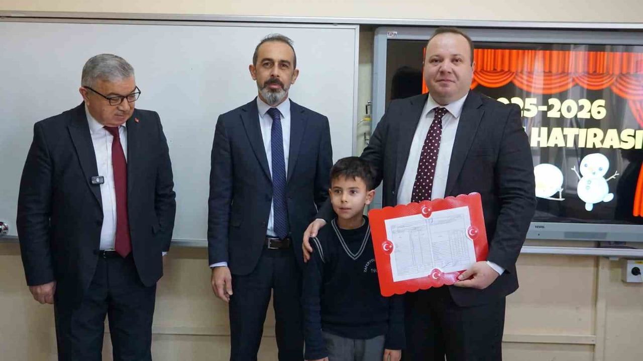 Şuhut'ta Karneler Dağıtıldı, Öğrenciler Yarıyıl Tatiline Girdi