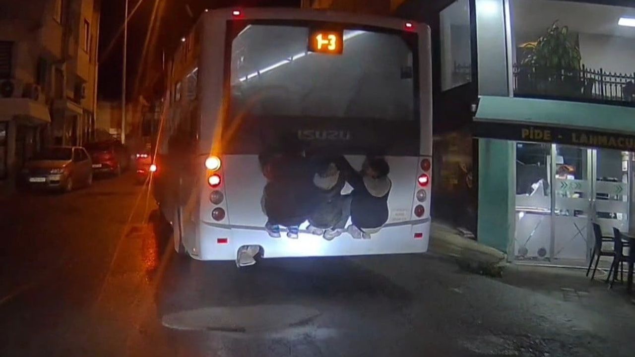 Süleymanpaşa'da Otobüsün Arkasında Tehlikeli Yolculuk