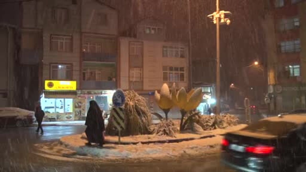 Sultanbeyli'de Yoğun Kar Yağışı