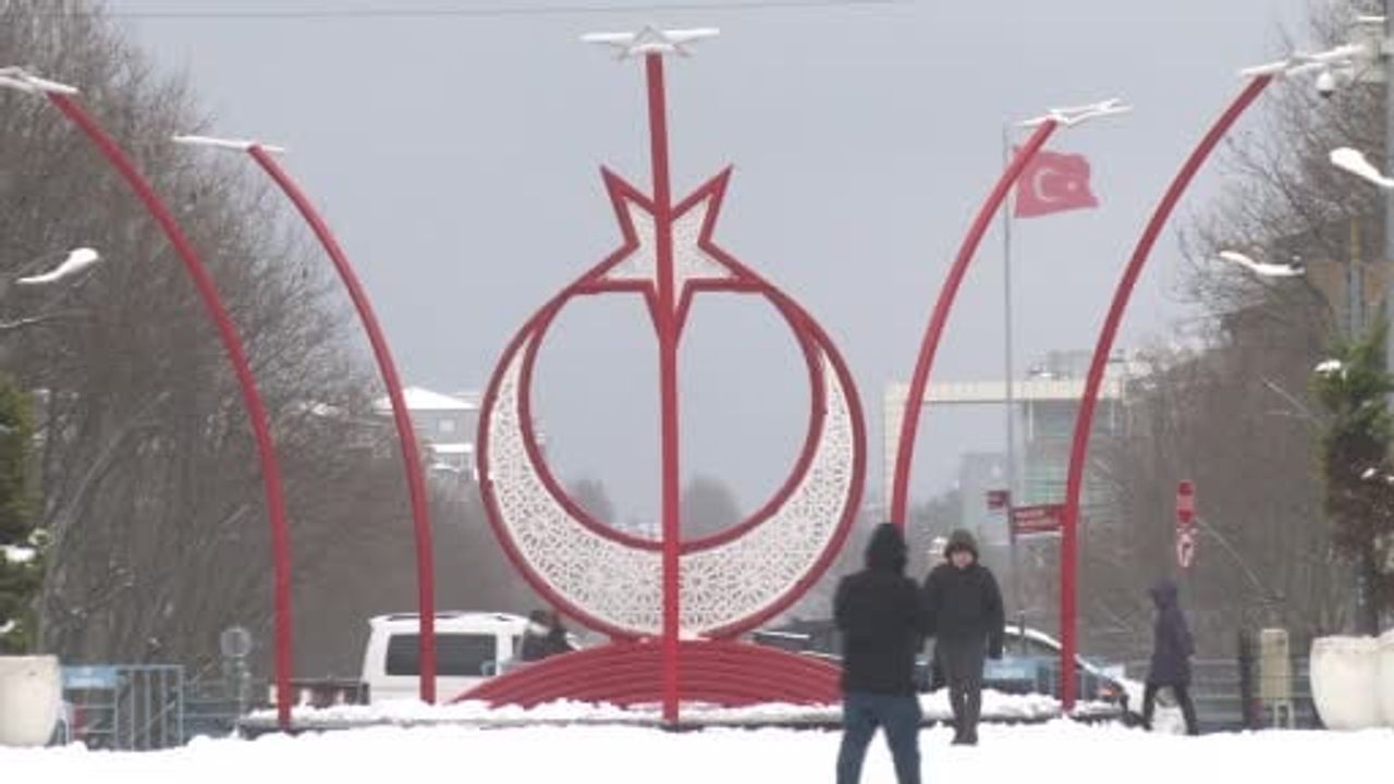 Sultangazi'de Aralıklarla Devam Eden Kar Yağışı