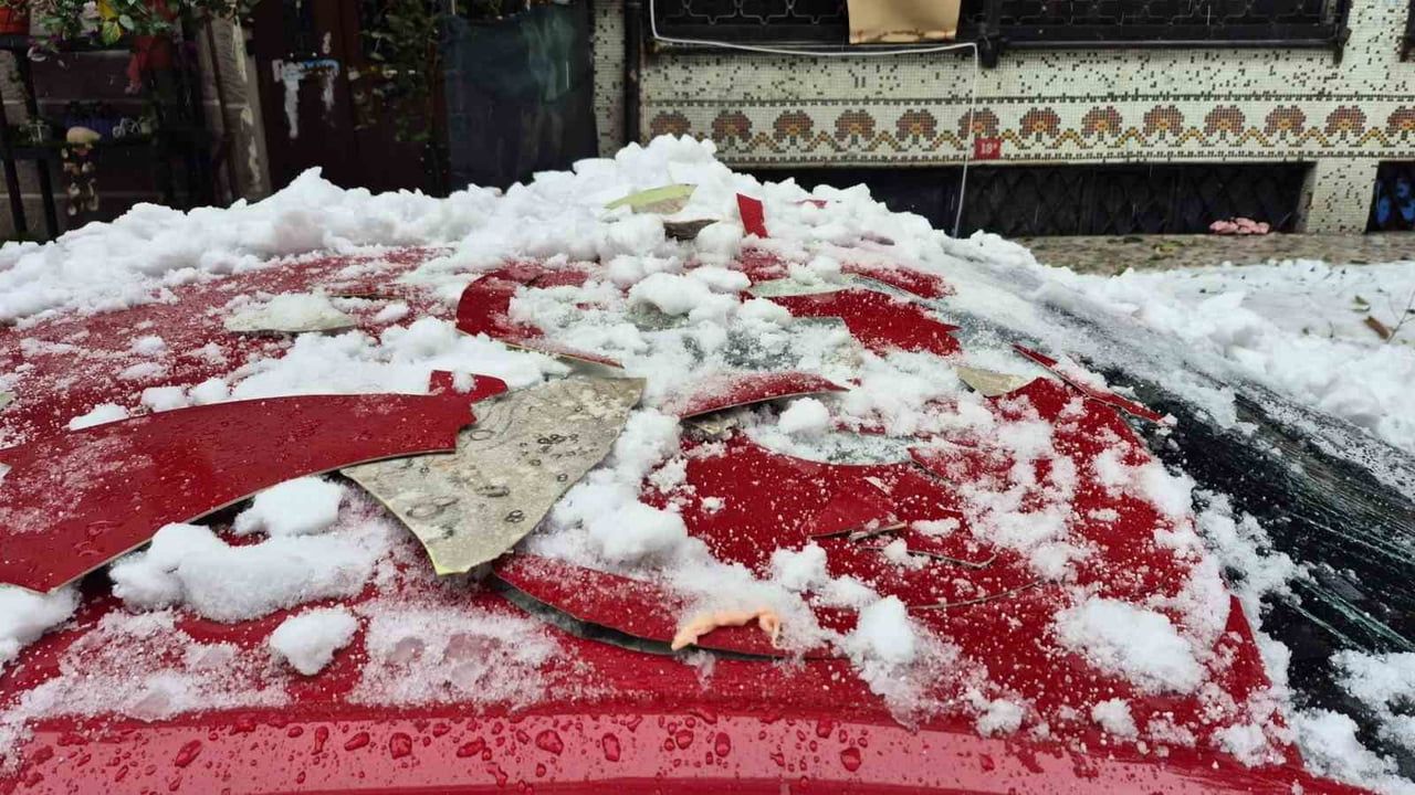 Sultangazi'de Kar Kütlesi Düşmesine Bağlı Otomobil Hasarı