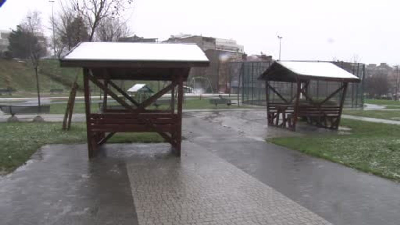 Sultangazi'de Kar Yağışı Çocukları Sokaklara Döküldü