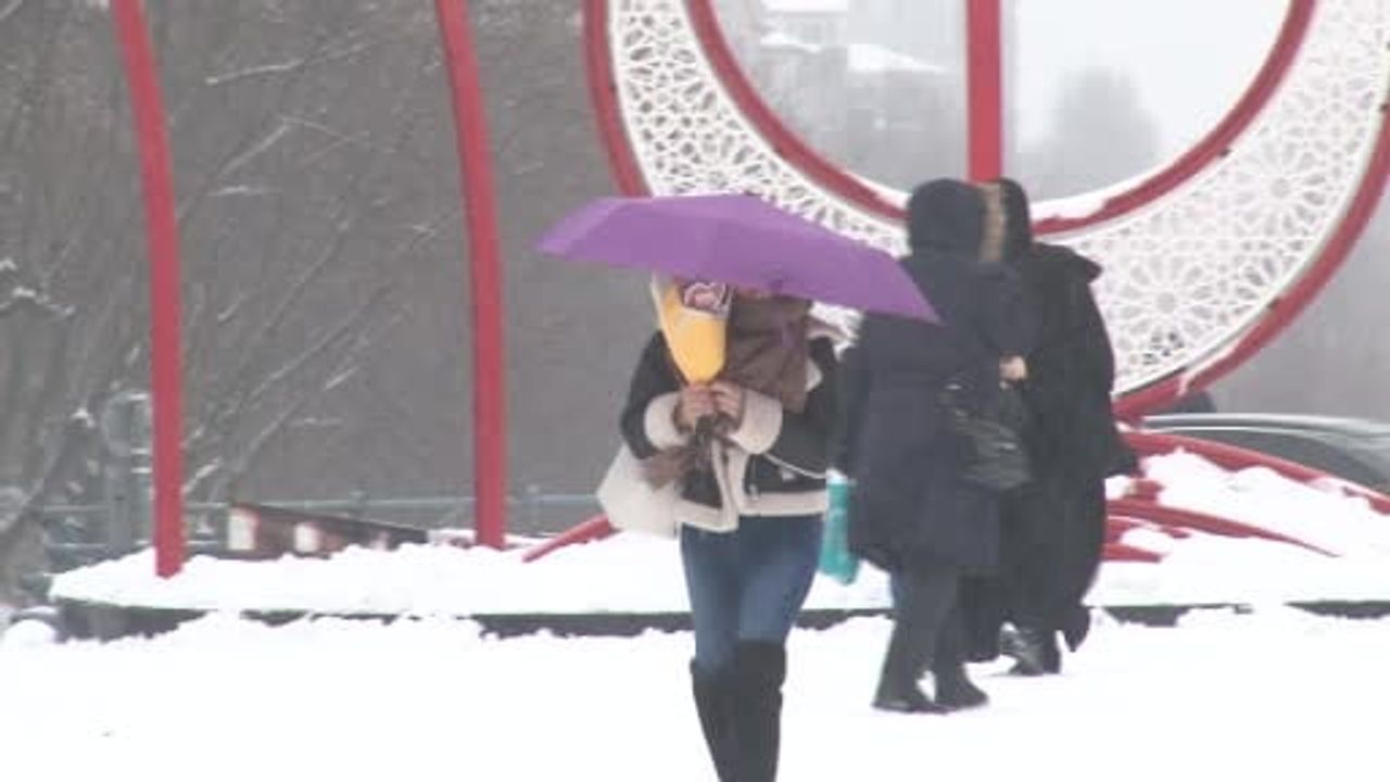 Sultangazi'de Kar Yağışı Sonrası Çocukların Eğlencesi