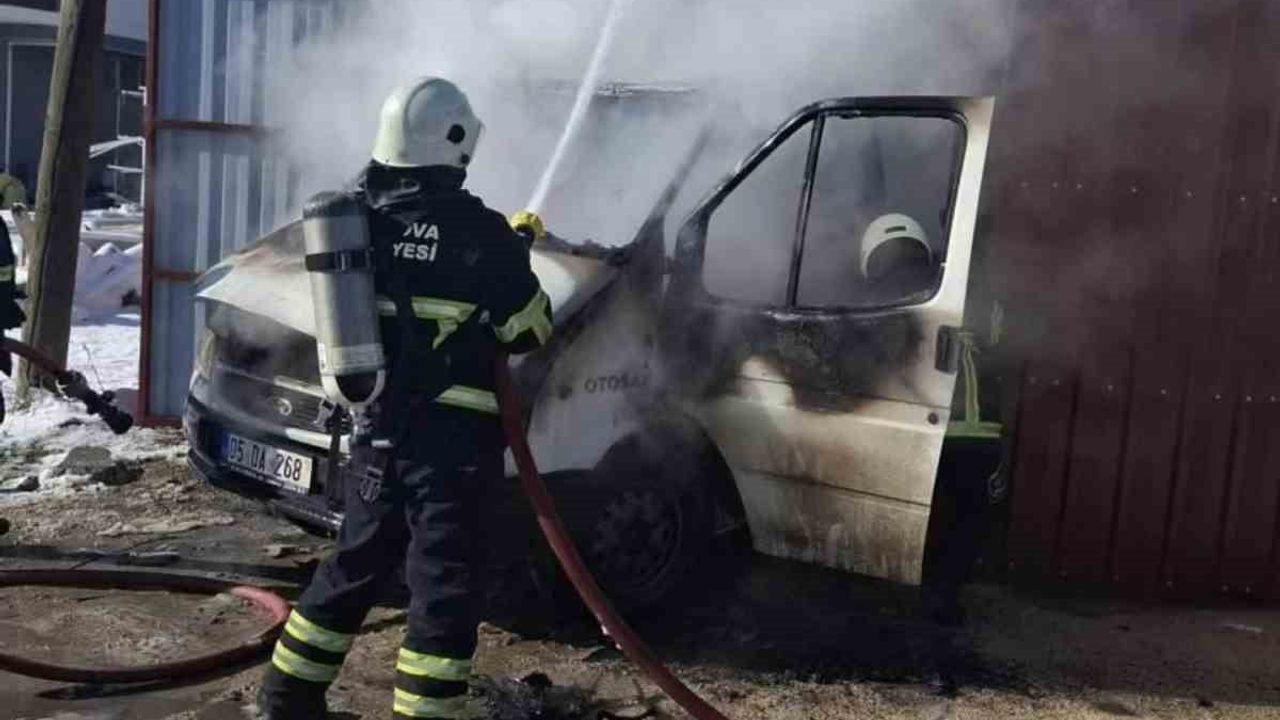 Suluova'da Park Halindeki Kamyonet Alev Alev Yandı