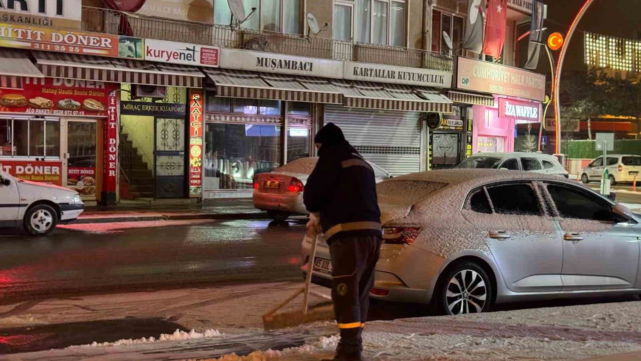 Sungurlu'da Karla Mücadeleye Kahve İkramı