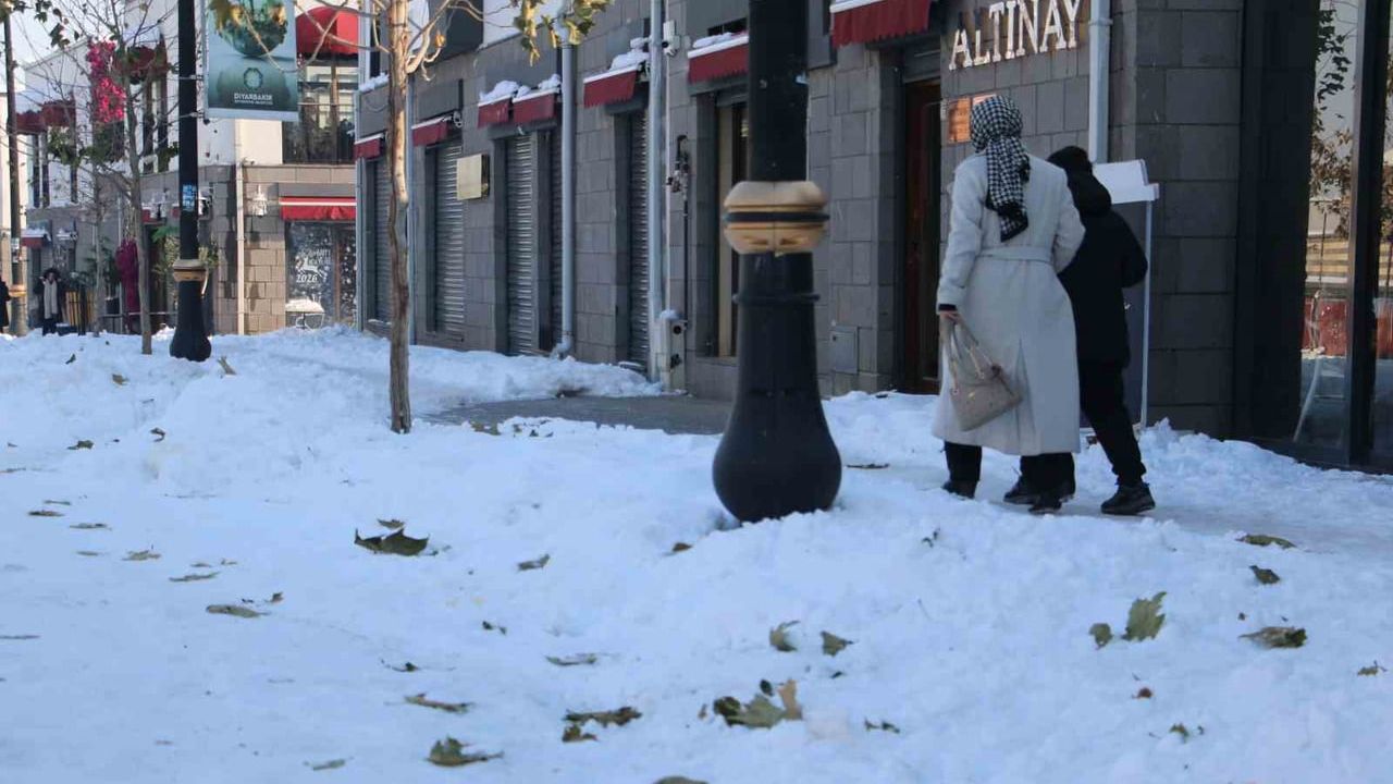Sur İlçesinde Kar Yağışı Nedeniyle Esnafın Tepkisi