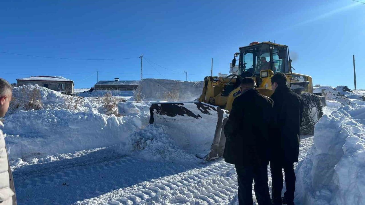 Susuz'da Karla Mücadele Çalışmaları Tüm Hızıyla Devam Ediyor