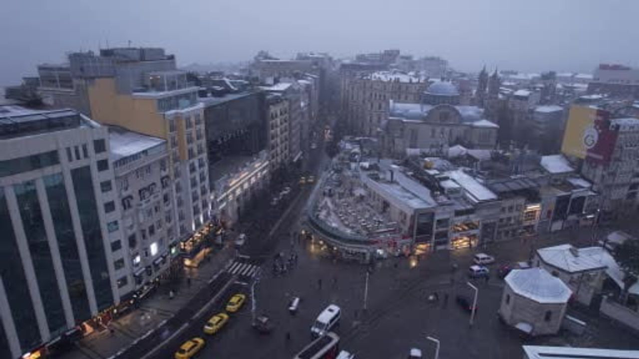 Taksim'de Büyüleyici Kar Manzaraları