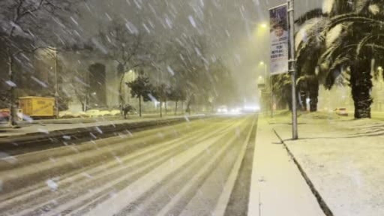 Taksim'de Gece Kar Yağışı Başladı