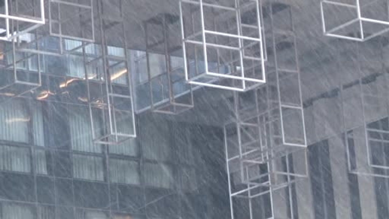 Taksim'de Kar Yağışı Hayranlık Uyandırdı