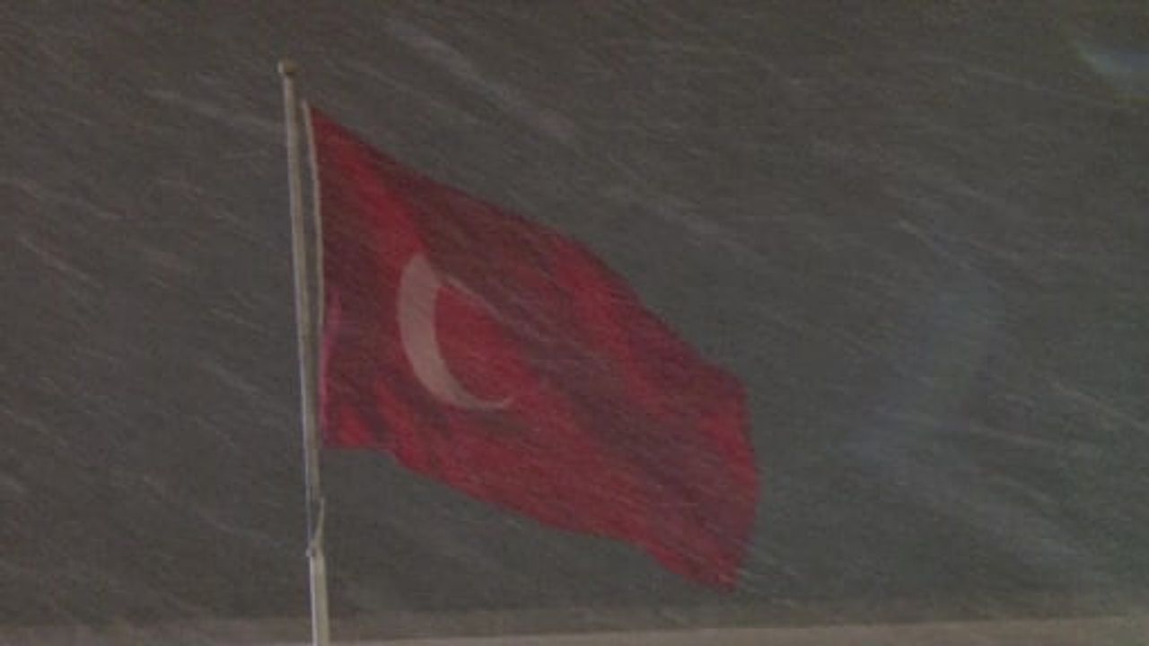 Taksim'de Sabah Kar Yağışı Etkili Oldu