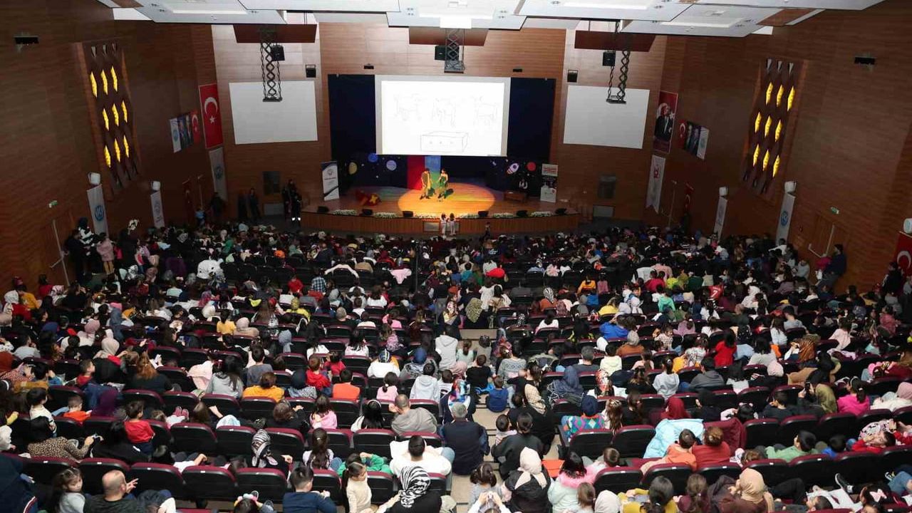 Talas'ta Çocuklar İçin Karne Hediyesi Tiyatro Şöleni