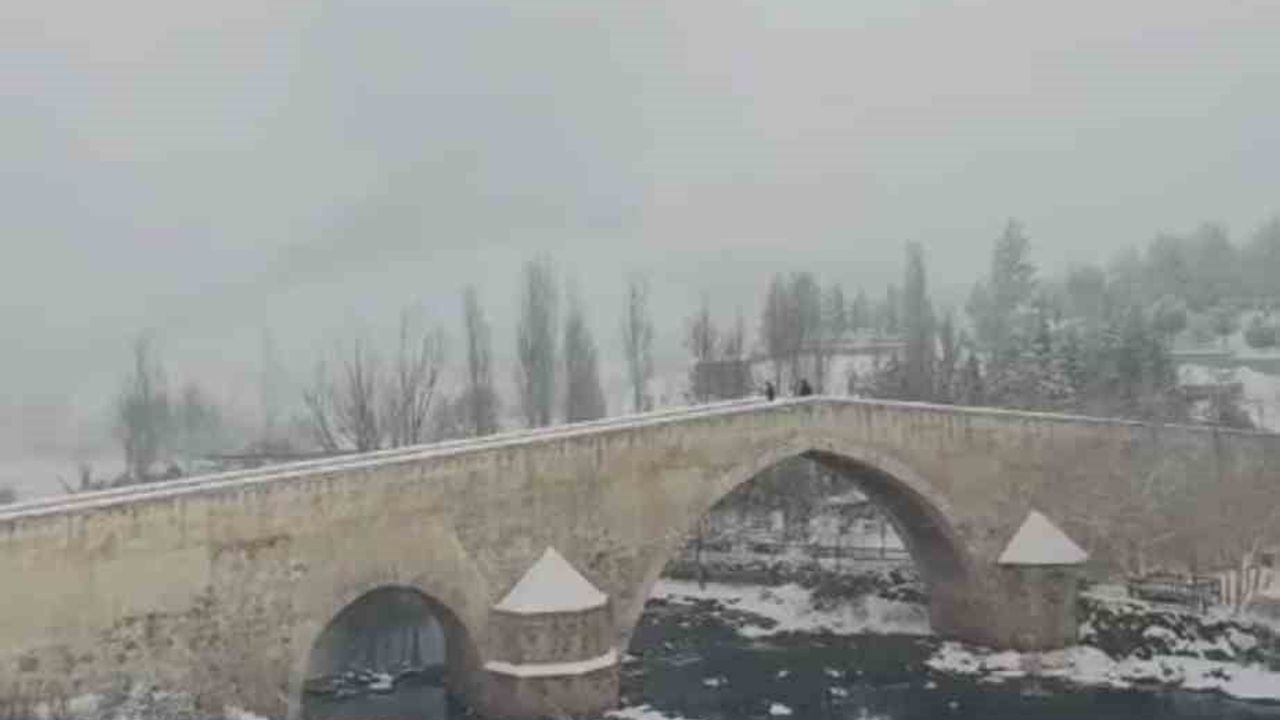 Tarihi Haburman Köprüsü Kış Manzarasıyla Büyülüyor