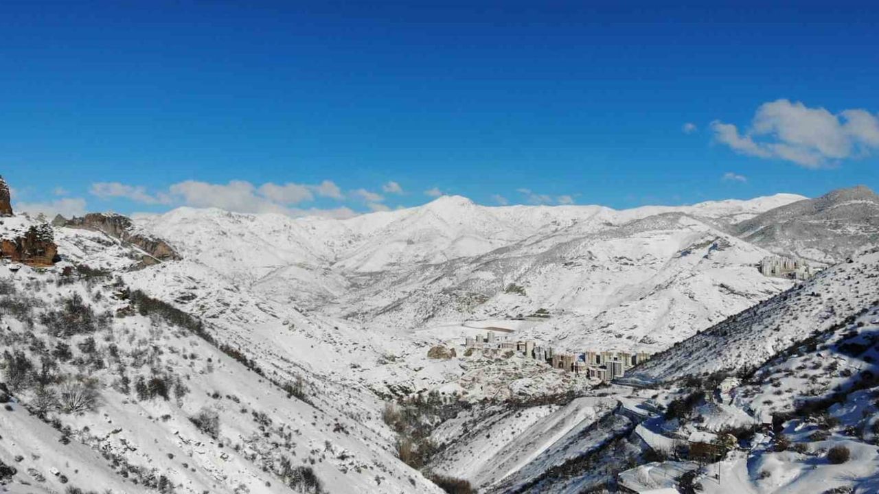 Tarihi Süleymaniye Mahallesi'nde Kar Manzaraları