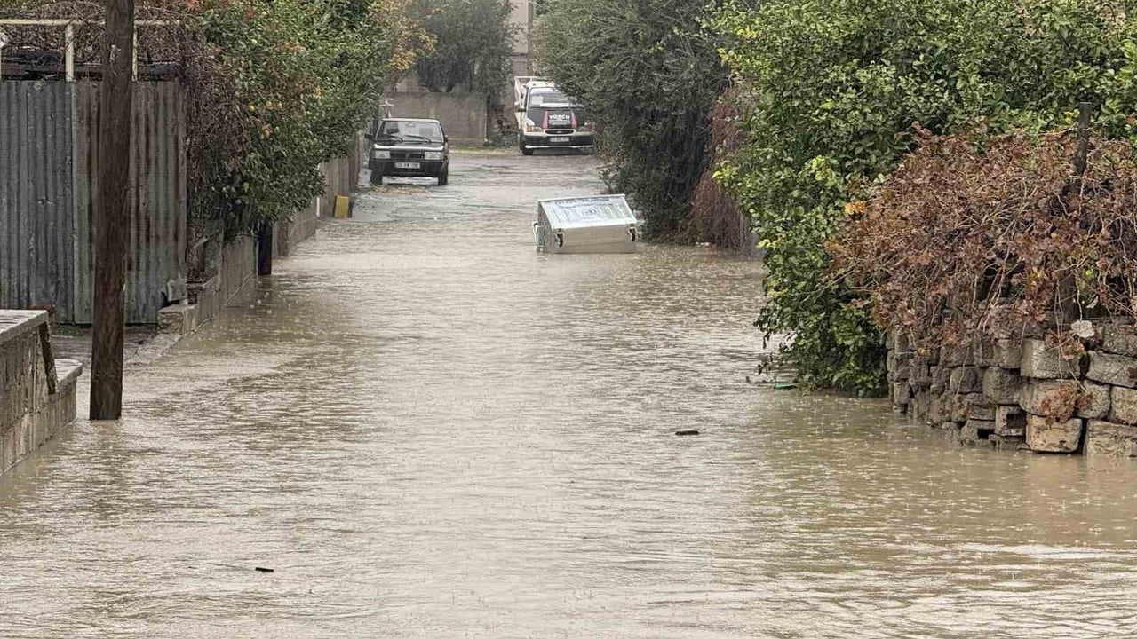 Tarsus'ta Sağanak Yağış Etkili