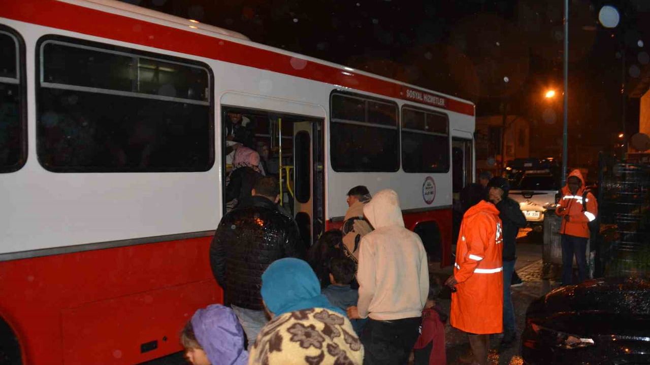 Tarsus’ta Sağanak Yağış Sonrası Tahliye Çalışmaları
