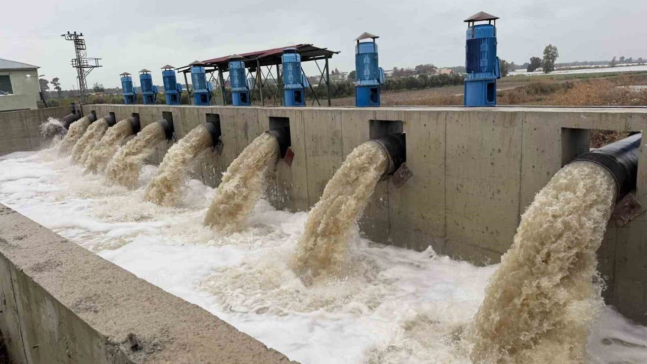 Tarsus'ta Su Pompaları Selin Kurbanı Olan Araziyi Kurtardı