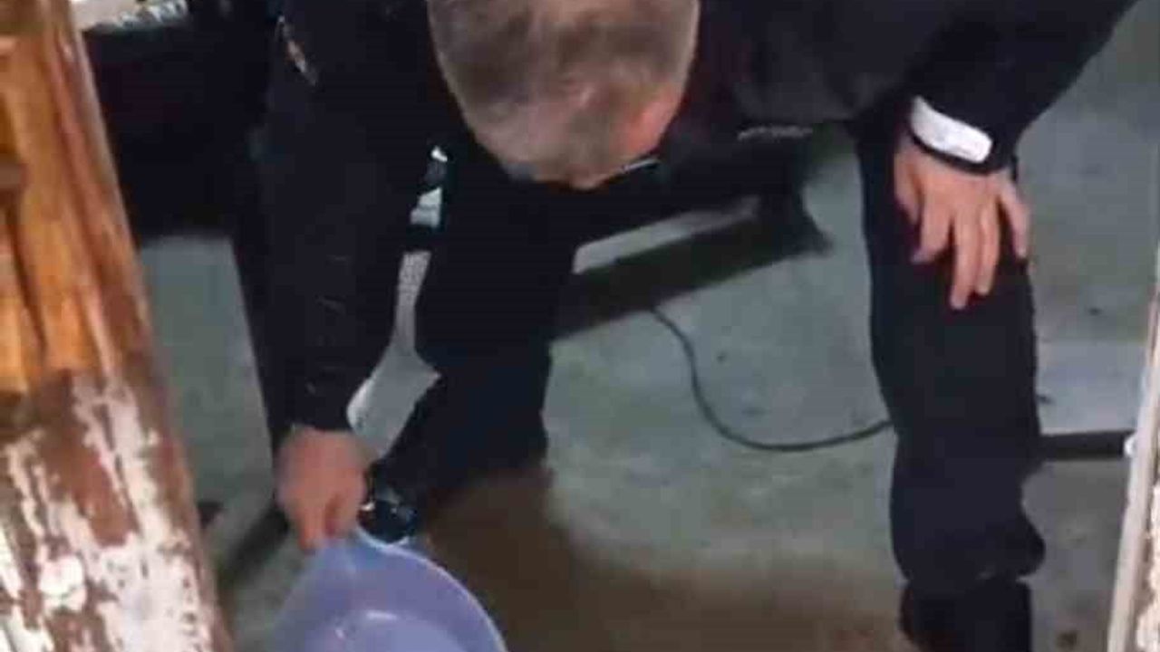 Tarsus’ta Yaşlı Adamın Evi Su Bastı, Polis Ekipleri Kurtardı