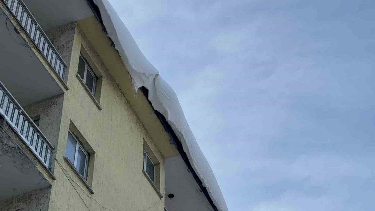 Tatvan'da Çatılardaki Kar ve Buz Kütleleri Tehlike Arz Ediyor