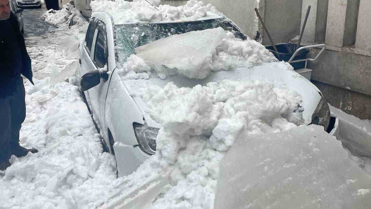 Tatvan'da Kar Kütlesi Düşmesi Sonucu Araç Zarar Gördü