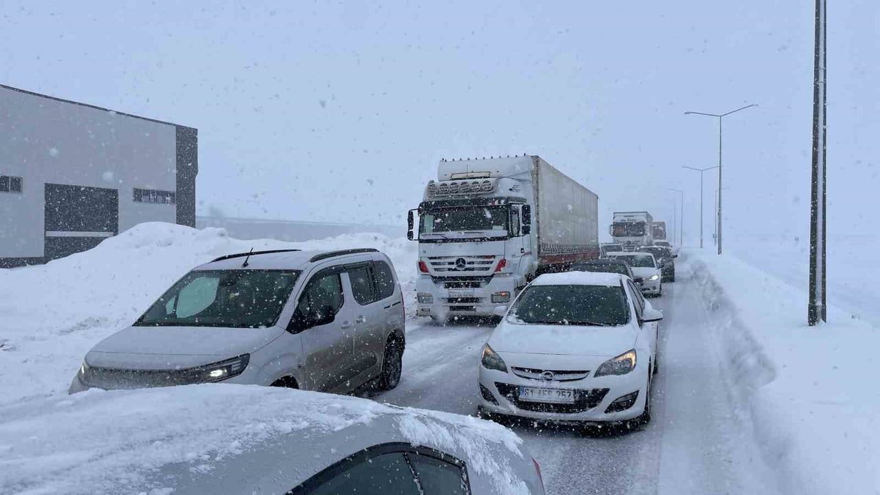 Tatvan'da Kar Yağışı Kazaları Tetikledi