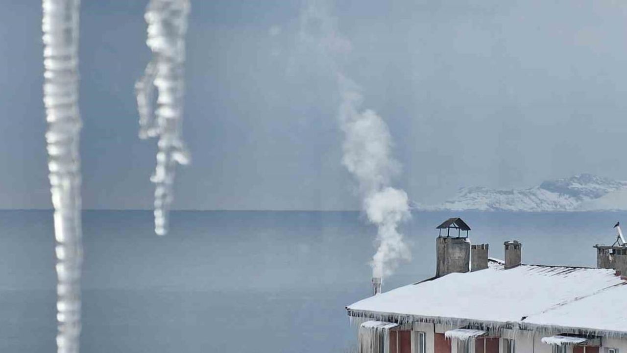 Tatvan'da Sibirya Soğukları: Buz Sarkıtları Hayatı Tehdit Ediyor