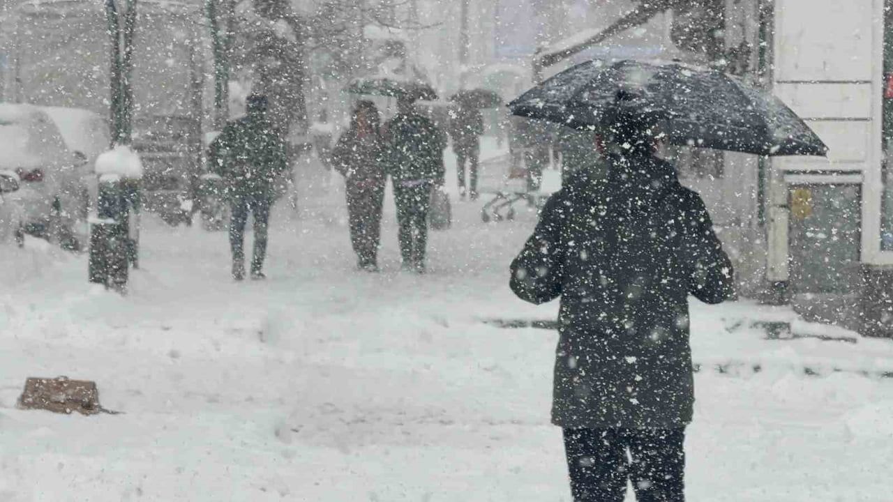 Tatvan'da Yoğun Kar Yağışı Etkili Olmaya Devam Ediyor