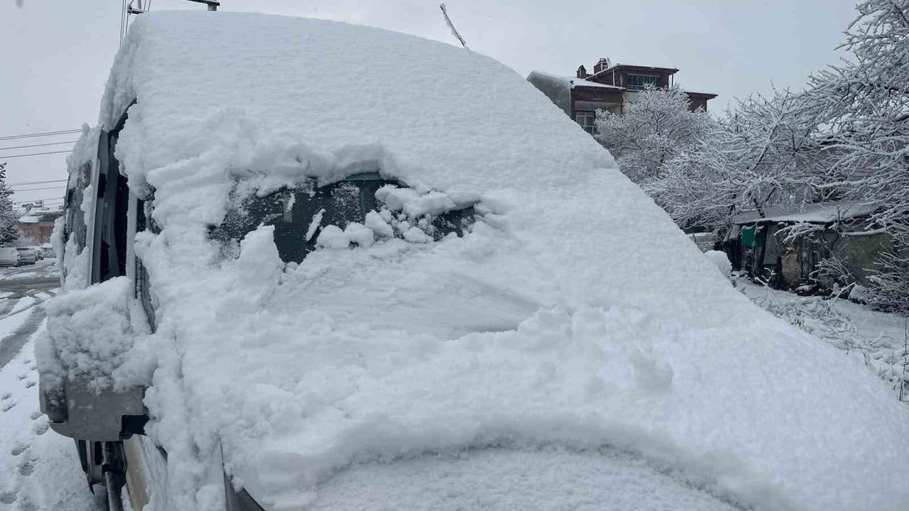 Tavşanlı'da Kar Yağışı Şehir İçini Beyaza Bürüdü