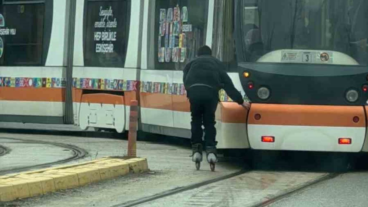 Tehlikeli Paten Gösterisi: Tramvayın Peşinde Bir Çocuk