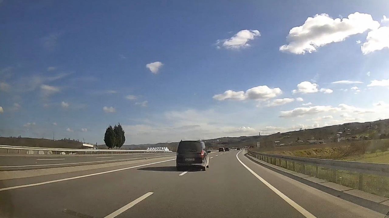 Tehlikeli Şerit İhlali: Kazaya Davetiye Çıkaran Sürücü