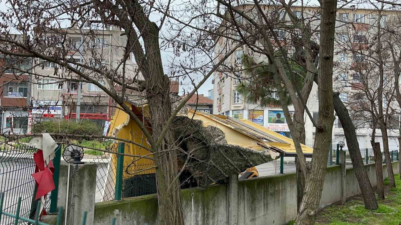 Tekirdağ'da Kamyonet Taksi Durağına Çarptı, Olay Yerinden Kaçtı