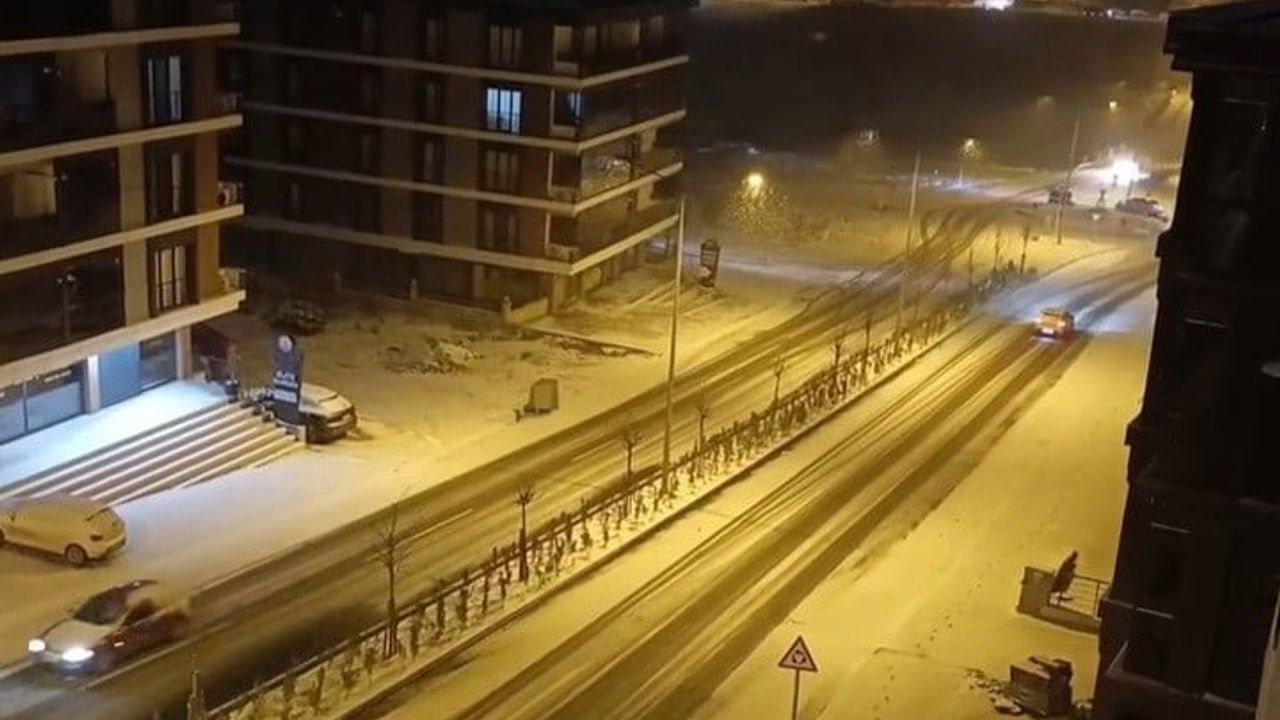 Tekirdağ'da Kar Yağışı Nedeniyle Eğitime Ara Verildi