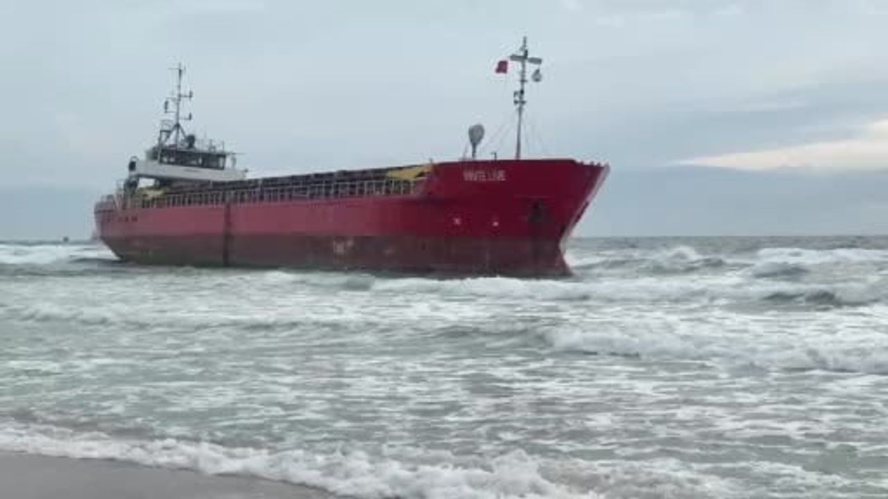 Tekirdağ'da Karaya Oturan Gemide Kurtarma Beklentisi