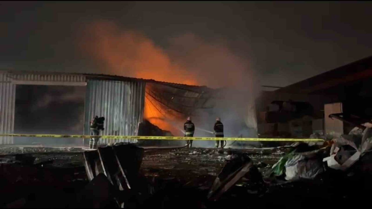 Tekirdağ'da Tekstil Geri Dönüşüm Fabrikasında Yangın Çıktı